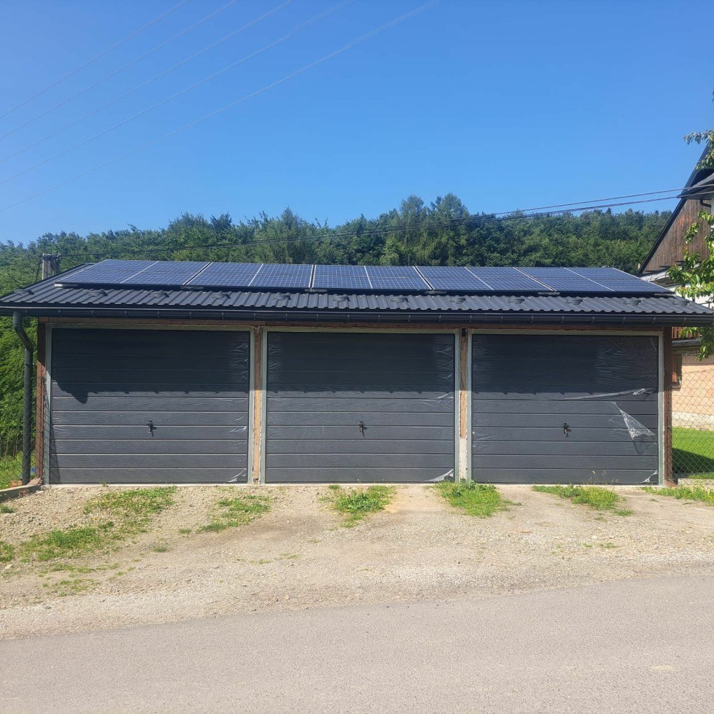 Realizacja – trzy bramy garażowe w kolorze antracyt, dach z panelami solarnymi